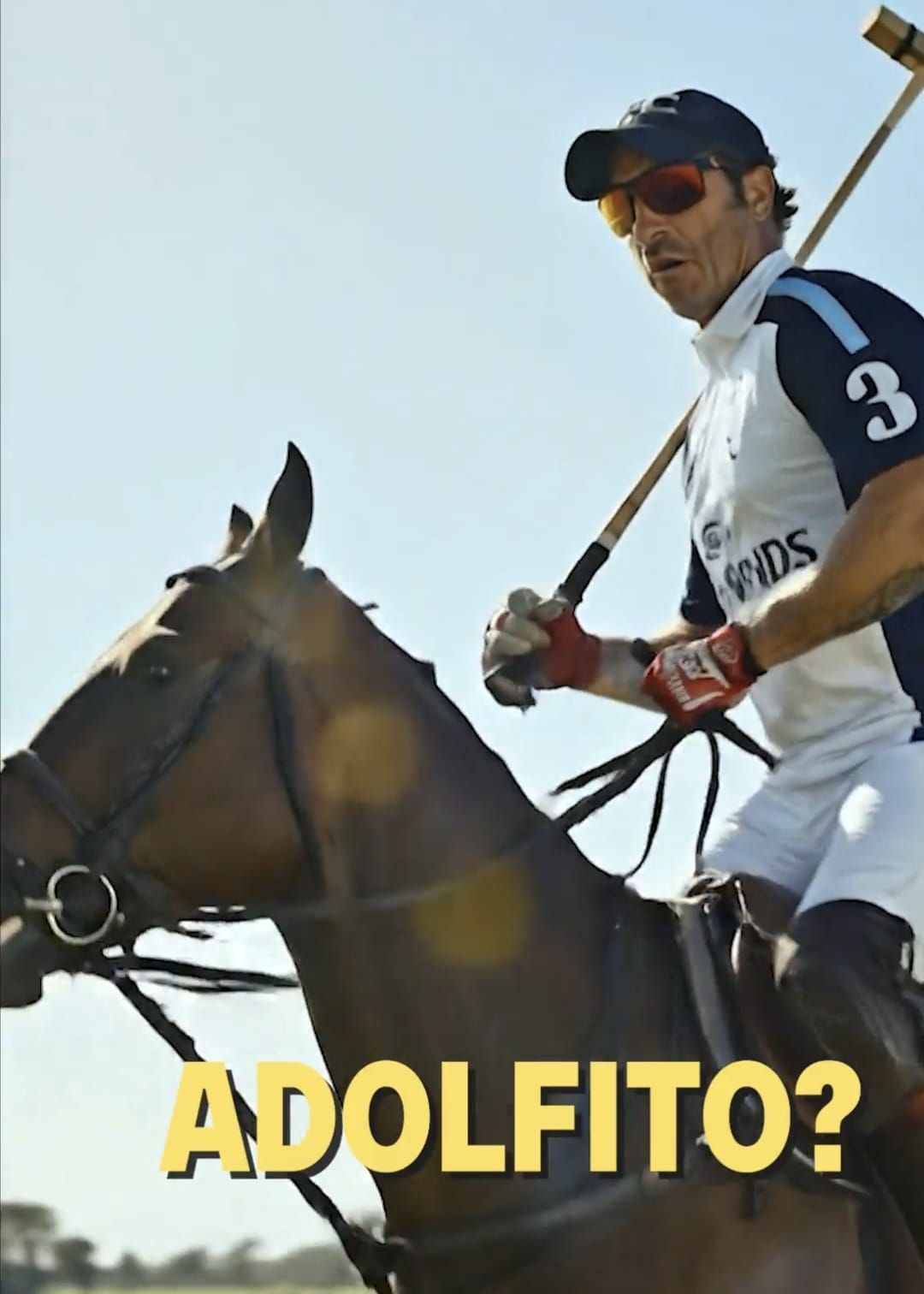 Nelson Taffarel imitando a Adolfo Cambiaso a caballo, con casaca de polo
