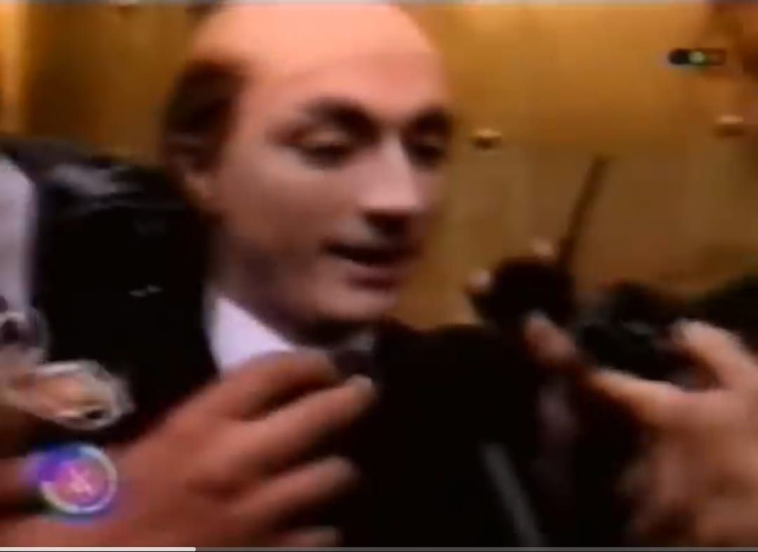 Nelson Taffarel en su personaje de El Paparazzi, rodeado de cámaras